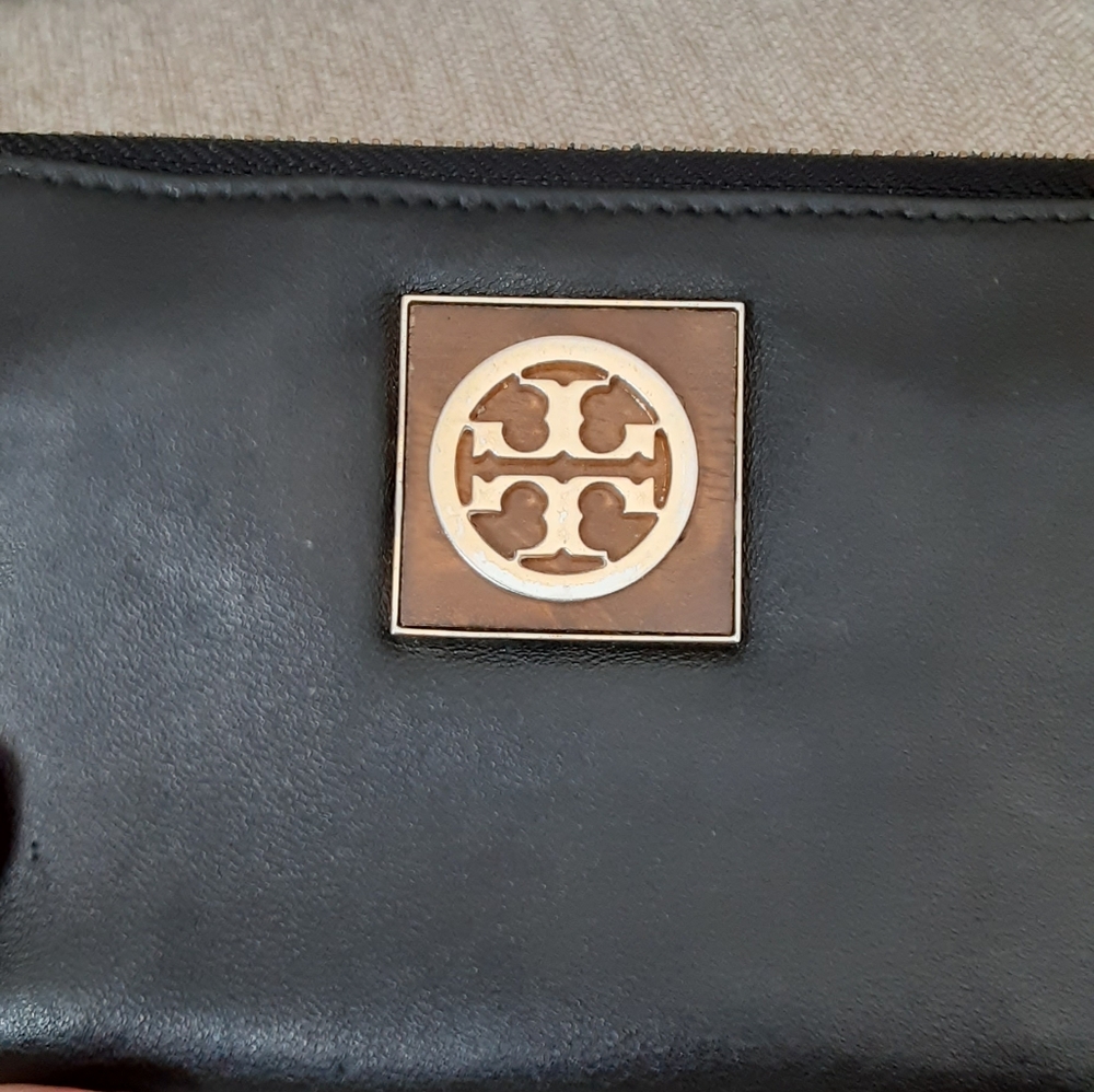 Tory Burch Black Wallet with Gold Logo - Picture 9 of 12